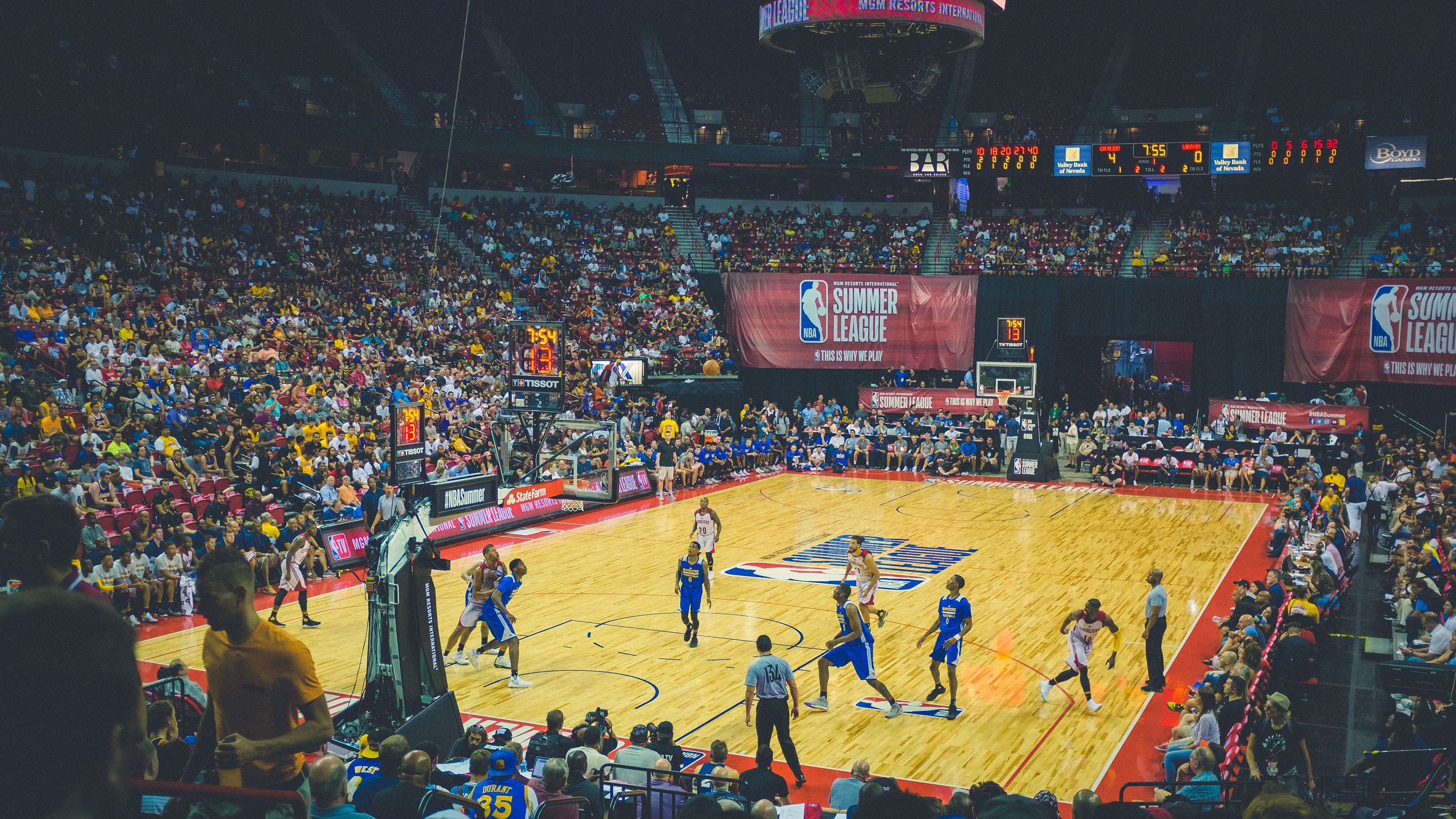 老厂房改造综合体育馆开馆“再就业杯”职工联赛